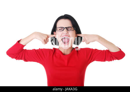 Jolie femme à lunettes met son doigt dans les oreilles. Isolé sur blanc. Banque D'Images