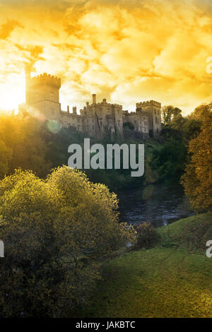 Château de Lismore, donnant sur la magnifique rivière Blackwater dans le comté de Waterford en Irlande au coucher du soleil Banque D'Images