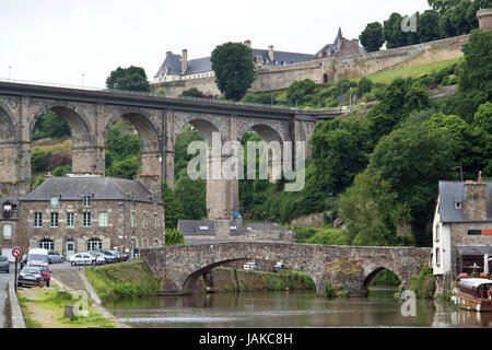 Paysage idyllique au port de Dinan, une ville de Bretagne, France. Il est situé à la Rance Banque D'Images