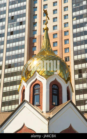 Dôme de Churce orthodoxe sur le bâtiment moderne background.prises à Sankt Petersburg, Russie. Banque D'Images