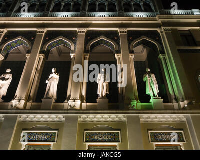 Musée de la littérature azerbaïdjanaise Nizami, nuit vue en temps réel de façade avec des statues de grands auteurs, à Bakou, Azerbaïdjan Banque D'Images
