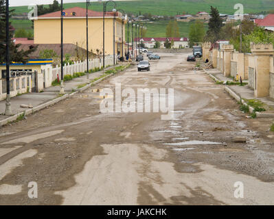 La route secondaire typique avec des nids de poule dans Maraza Gobustan,, une petite ville de l'Azerbaïdjan Banque D'Images