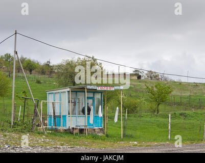 Blocage des routes typiques en Azerbaïdjan, la vente de viande de boucherie fraîchement abattu habituellement aux voyageurs de moutons Banque D'Images