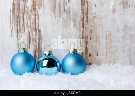 Weihnachten, Dekoration und mit Schnee, Holzhintergrund Weihnachtskugeln türkis Banque D'Images
