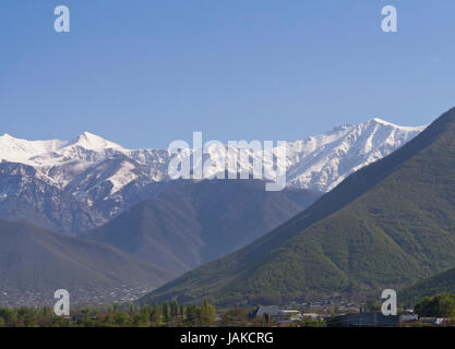 De la M5 dans le nord de l'Azerbaïdjan Sheki entre ane Balakan, vous avez une vue imprenable sur les hautes montagnes du Caucase et de profondes vallées fluviales Banque D'Images