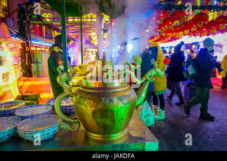 Harbin, Chine - le 9 février 2017 : scène de nuit dans la salle de la rue du marché. Banque D'Images