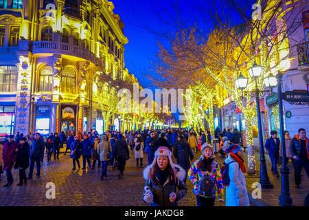 Harbin, Chine - le 9 février 2017 : rue piétonne décorées de belles lumières de Noël dans la ville au centre-ville. Banque D'Images