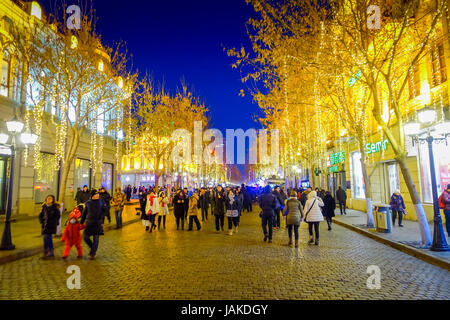 Harbin, Chine - le 9 février 2017 : rue piétonne décorées de belles lumières de Noël dans la ville au centre-ville. Banque D'Images