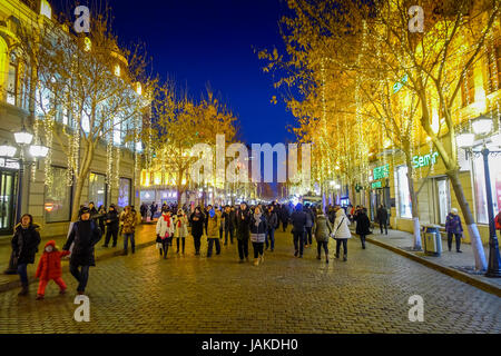 Harbin, Chine - le 9 février 2017 : rue piétonne décorées de belles lumières de Noël dans la ville au centre-ville. Banque D'Images