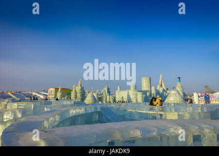 Harbin, Chine - Février 9, 2017 : pas de touristes profitant de leurs vacances dans le festival d'hiver annuel. Banque D'Images