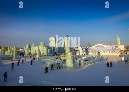 Harbin, Chine - Février 9, 2017 : pas de touristes profitant de leurs vacances dans le festival d'hiver annuel. Banque D'Images