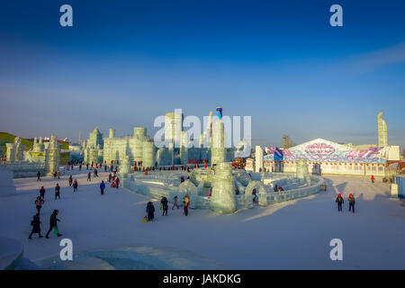 Harbin, Chine - Février 9, 2017 : pas de touristes profitant de leurs vacances dans le festival d'hiver annuel. Banque D'Images