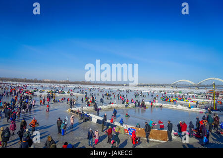 Harbin, Chine - le 9 février 2017 : des foules de gens patinoire sur la rivière Songhua gelé en hiver. Banque D'Images