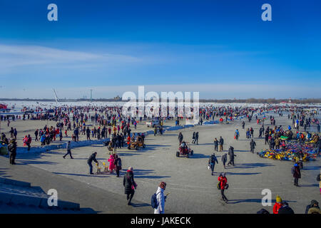 Harbin, Chine - le 9 février 2017 : des foules de gens patinoire sur la rivière Songhua gelé en hiver. Banque D'Images