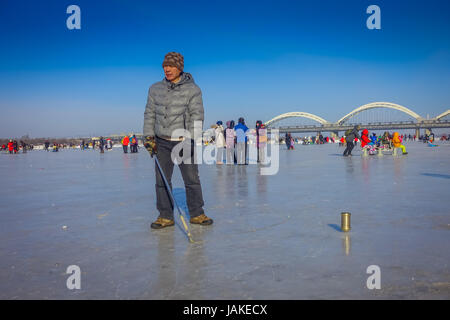 Harbin, Chine - le 9 février 2017 : Toupie sur la glace sur la rivière Songhua gelé en hiver. Banque D'Images