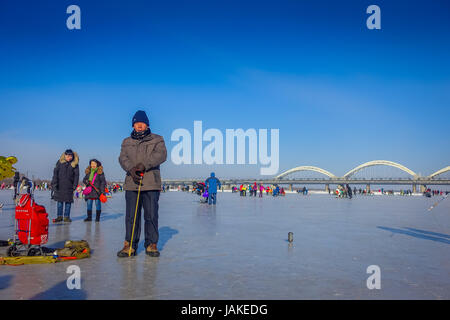 Harbin, Chine - le 9 février 2017 : Toupie sur la glace sur la rivière Songhua gelé en hiver. Banque D'Images