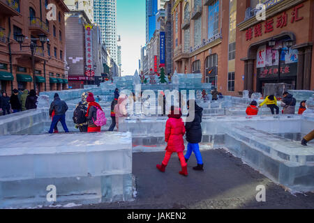 Harbin, Chine - Février 9, 2017 : pas de touristes se rendant sur la glace des sculptures dans la rue piétonne Zhongyang, rue centrale est un long corridor commercial de l'art architectural européen Banque D'Images