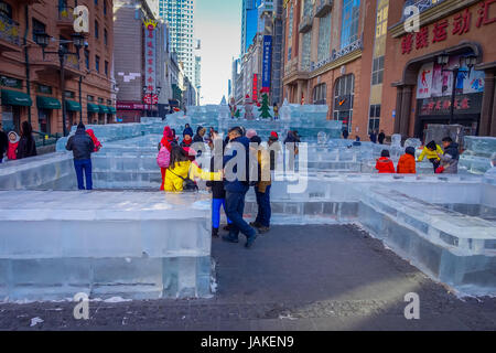 Harbin, Chine - Février 9, 2017 : pas de touristes se rendant sur la glace des sculptures dans la rue piétonne Zhongyang, rue centrale est un long corridor commercial de l'art architectural européen Banque D'Images