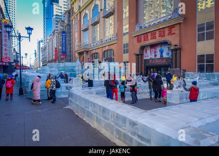 Harbin, Chine - Février 9, 2017 : pas de touristes se rendant sur la glace des sculptures dans la rue piétonne Zhongyang, rue centrale est un long corridor commercial de l'art architectural européen Banque D'Images