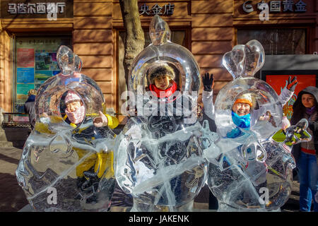 Harbin, Chine - Février 9, 2017 : pas de touristes se rendant sur la glace des sculptures dans la rue piétonne Zhongyang, rue centrale est un long corridor commercial de l'art architectural européen Banque D'Images