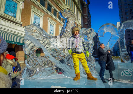 Harbin, Chine - Février 9, 2017 : pas de touristes se rendant sur la glace des sculptures dans la rue piétonne Zhongyang, rue centrale est un long corridor commercial de l'art architectural européen Banque D'Images