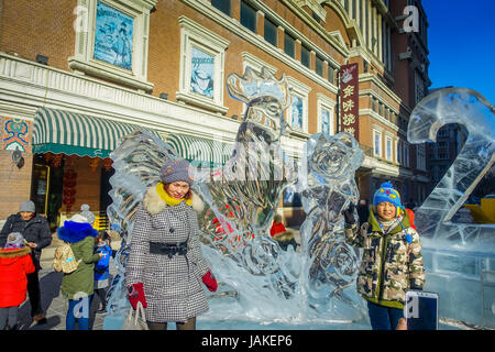 Harbin, Chine - Février 9, 2017 : pas de touristes se rendant sur la glace des sculptures dans la rue piétonne Zhongyang, rue centrale est un long corridor commercial de l'art architectural européen Banque D'Images