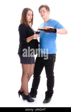 Ein junger Mann und eine junge Frau stehen nebeneinander, Sie ein Glas Wein und hält er eine Weinflasche in der Hand. Vor Freigestellt weißem Hintergrund. Banque D'Images