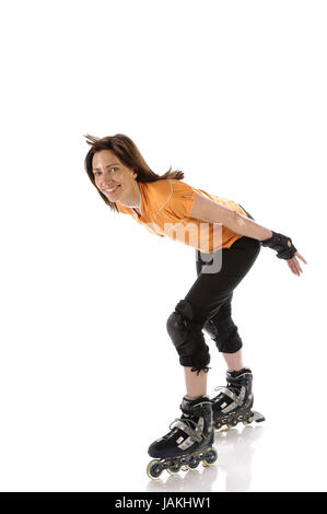 Erwachsene Frau hat Spaß beim Inline-Skating Hintergrund weißem vor Banque D'Images