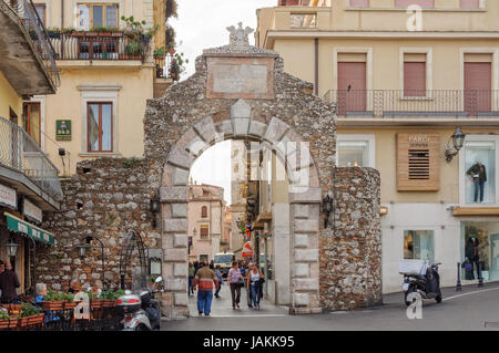 Porta Messina à l'extrémité nord du Corso Umberto est un des plus fréquentés de la ville sur place Banque D'Images