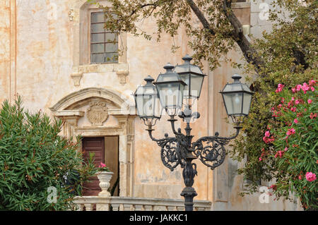 Fonte de belles lampes de rue en face de l'église de saint Joseph sur la Piazza IX Aprile Banque D'Images