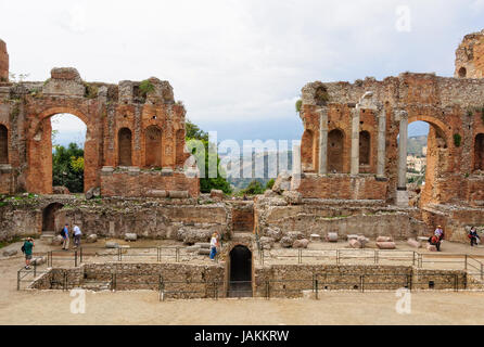 Les touristes sur la scène du Teatro Greco ou Antico, un ancien théâtre gréco-romain encore en usage Banque D'Images