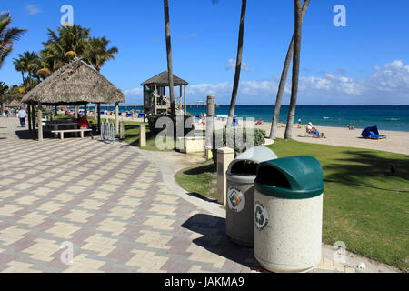 DEERFIELD Beach, FLORIDE - 1 février : Déchets et recyclage des boîtes de conserve, avec un programme de recyclage qui a débuté en 1988, permet de garder un nettoyage de la plage animée le 1 février 2013 à Deerfield Beach, en Floride. Banque D'Images