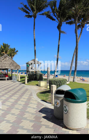 DEERFIELD Beach, FLORIDE - 1 février : Déchets et recyclage de canettes, de même qu'un vaste programme de recyclage de la ville contribue à maintenir une longue plage nettoyer le 1 février 2013 à Deerfield Beach, en Floride. Banque D'Images