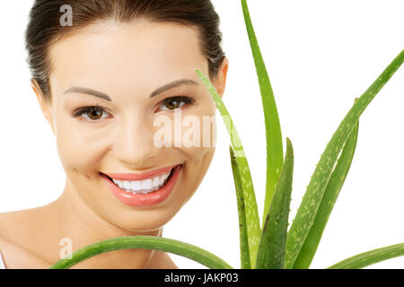 Young Beautiful woman's face et l'aloe vera. Isolé sur fond blanc Banque D'Images