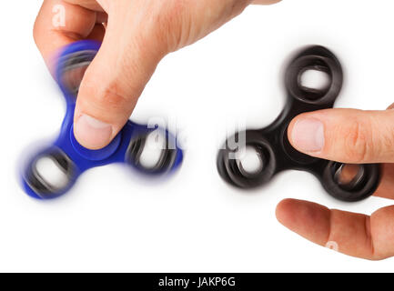 Jouer avec deux Fidget Spinner isolé sur fond blanc Banque D'Images