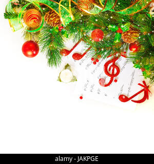 Musique festive vie encore, clef de sol rouge et vert frais décoré notes direction sapin isolé sur fond blanc, vacances de Noël concept Banque D'Images