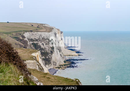 Les falaises blanches de Douvres vers l'Europe continentale sur la Manche Banque D'Images