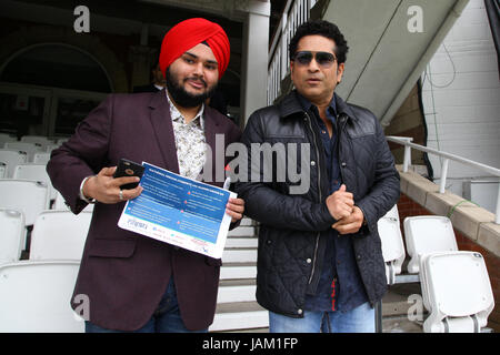 Photocall avec le légendaire cricketer, Sachin Tendulkar à Kia Oval, pour la sortie prochaine de son film, Sachin : un milliard de rêves. Le film suit le voyage de Sachin Tendulkar d'un jeune garçon de l'un des plus célèbres au sportif de tous les temps, presse le 26 mai. Réalisé par le cinéaste James Erskine, ce film permet aux fans d'entrer dans la vie du Master Blaster et disposent également d'Inde de cricket du legends M.S. Dhoni et Virender Sehwag. La musique est composée par A.R. Rahman. En vedette : Sachin Tendulkar avec ventilateur. Où : London, Royaume-Uni Quand : 06 mai 2017 Credit : Dinendra Banque D'Images