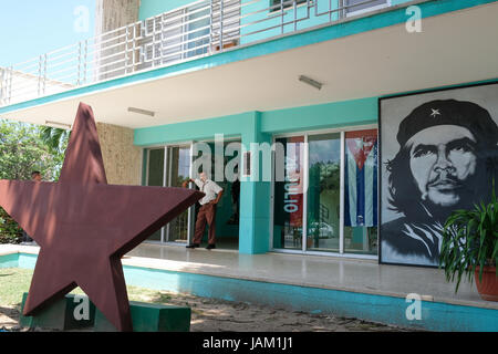 Ernesto Che Guevara portrait, star de la Révolution cubaine, drapeau et drapeau 26 Julio affiché à l'extérieur de l'édifice gouvernemental de Cuba à Varadero Banque D'Images