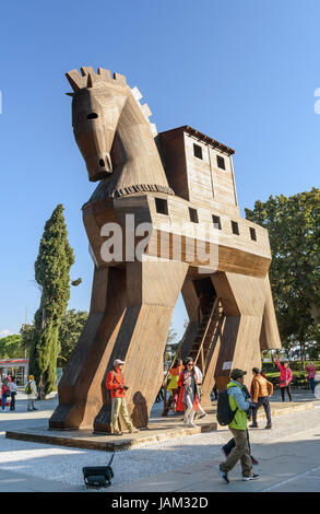 Canakkale, Turquie - 30 octobre 2016 : Réplique de cheval de Troie en bois dans l'ancienne ville de Troie. C'est histoire de la guerre de Troie sur le subterfuge Banque D'Images