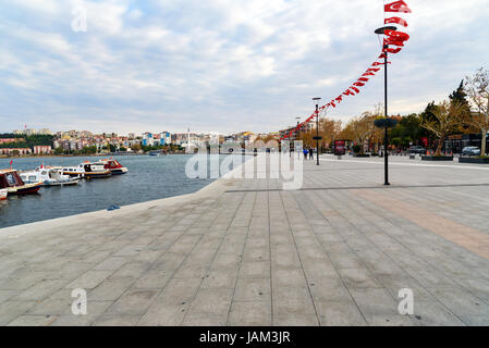 Canakkale, Turquie - 31 octobre 2016 : Avis de remblai. Côté asiatique de Çanakkale sur côte des Dardanelles Banque D'Images