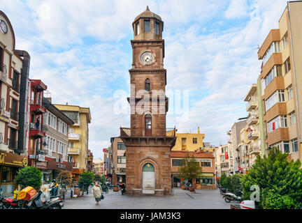 Canakkale, Turquie - 31 octobre 2016 : tour de l'horloge historique sur la rue de la ville Banque D'Images