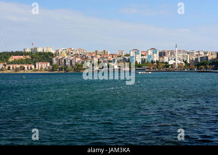 Canakkale, Turquie - 31 octobre 2016 : Avis de remblai. Côté asiatique de Çanakkale sur côte des Dardanelles Banque D'Images