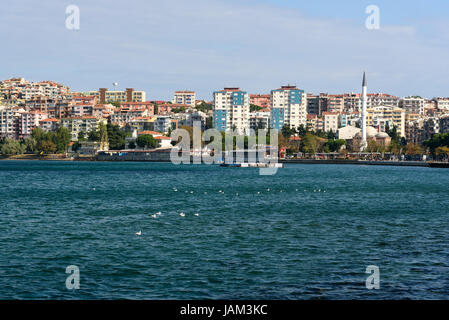 Canakkale, Turquie - 31 octobre 2016 : Avis de remblai. Côté asiatique de Çanakkale sur côte des Dardanelles Banque D'Images