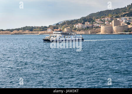 Canakkale, Turquie - 31 octobre 2016 : Avis de ferry à partir de la péninsule de Gallipoli à Canakkale Banque D'Images