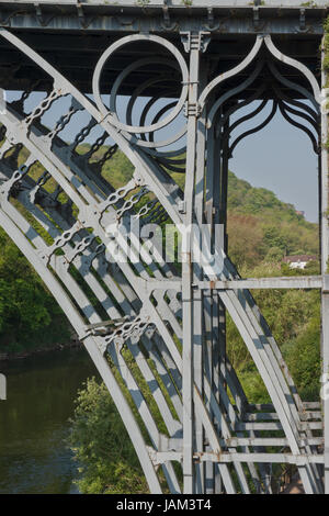 Pont de fer, dans le Shropshire, Ironbridge a été le premier pont de ce type à être construit et fait maintenant partie du patrimoine mondial de l'Unesco. Banque D'Images