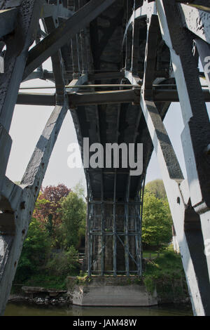 Pont de fer, dans le Shropshire, Ironbridge a été le premier pont de ce type à être construit et fait maintenant partie du patrimoine mondial de l'Unesco. Banque D'Images