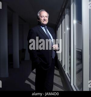 Hubert Védrine, homme politique et diplomate français. Paris, le 16 avril, 2014 Photo Damien Grenon Banque D'Images