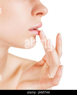 Attractive young woman applying Lip Balm isolé sur fond blanc Banque D'Images