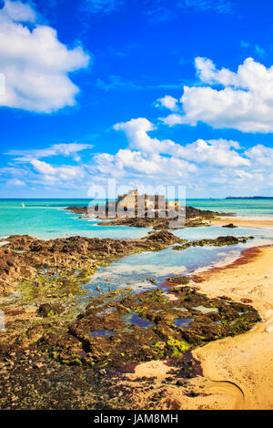 Saint Malo plage, Fort National et les roches à marée basse. Bretagne, France, Europe. Banque D'Images